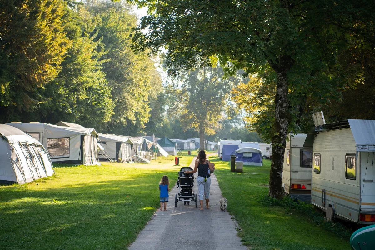 Der Campingplatz Auslikon muss schliessen. Zeltklub Zürichsee-Oberland Präsident Willi Wohlgemuth auf dem Campingplatz.